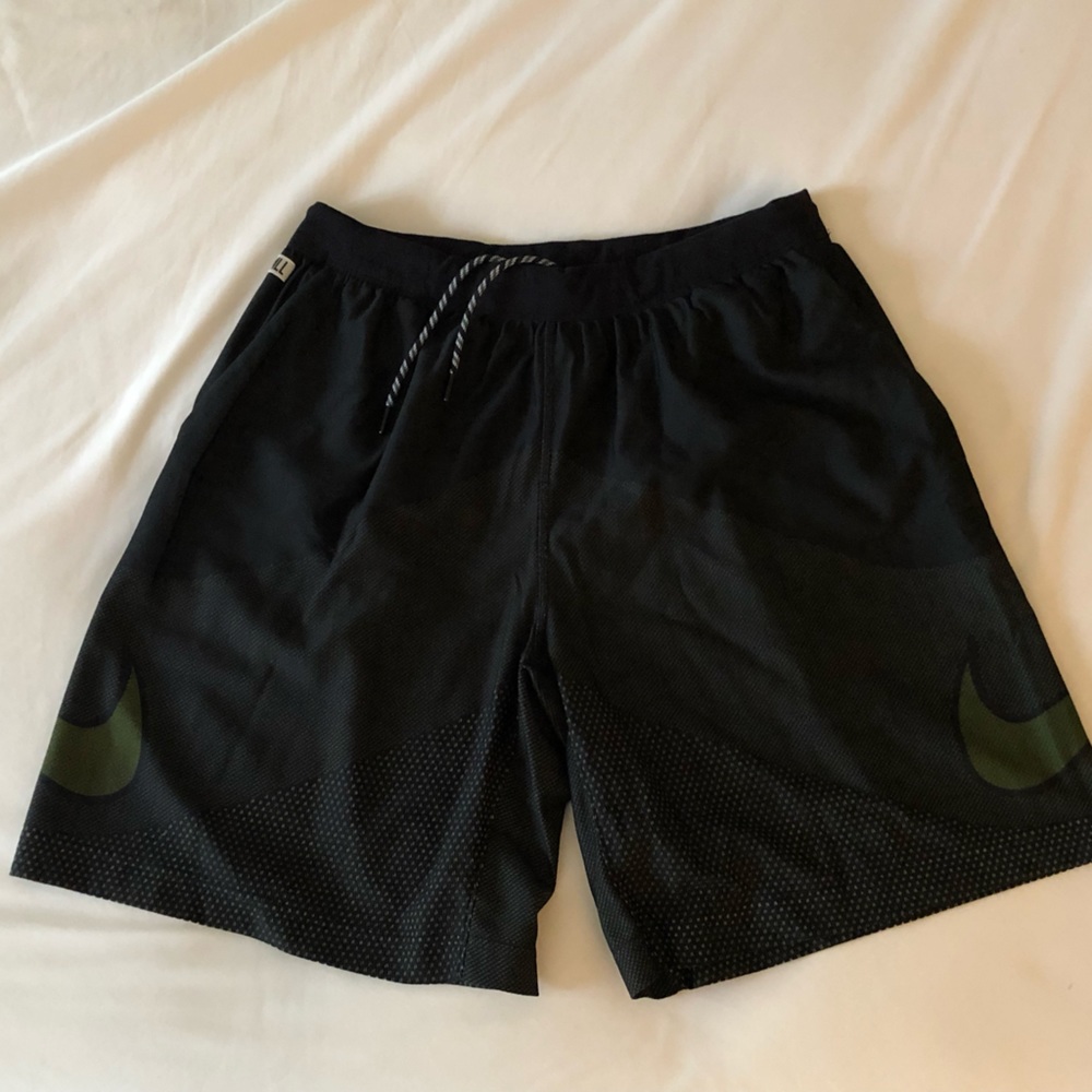 Mens Nike Gym Shorts. Black and Green- XL